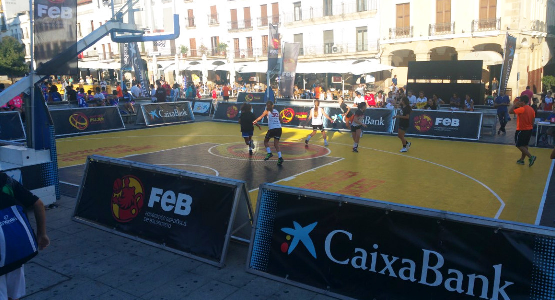 La Plaza Mayor de Cáceres se viste de Plaza 3x3 CaixaBank