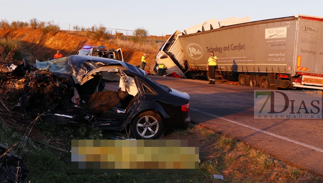 Brutal accidente con víctima mortal en la EX-212