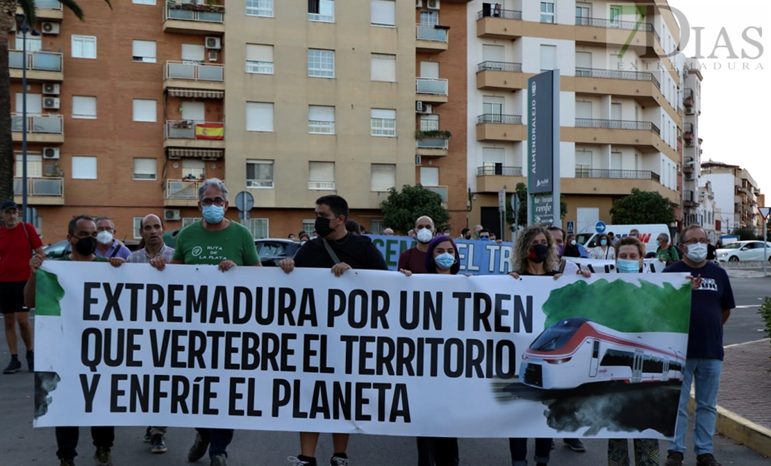 Almendralejo sale a la calle para pedir un tren que vertebre la región