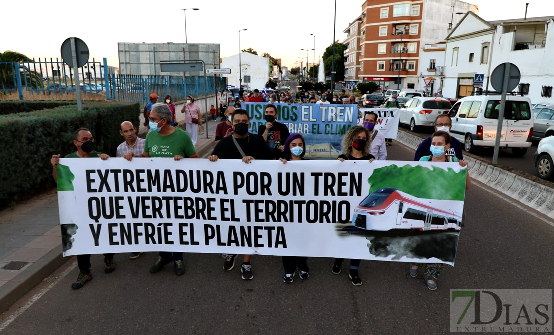 Almendralejo sale a la calle para pedir un tren que vertebre la región