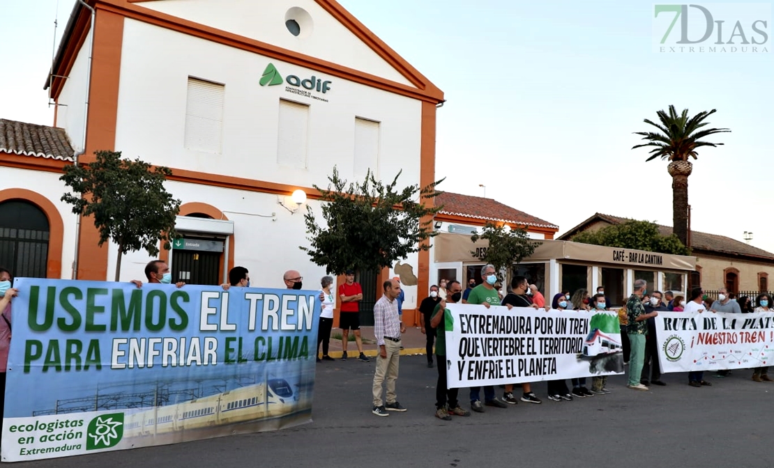 Almendralejo sale a la calle para pedir un tren que vertebre la región