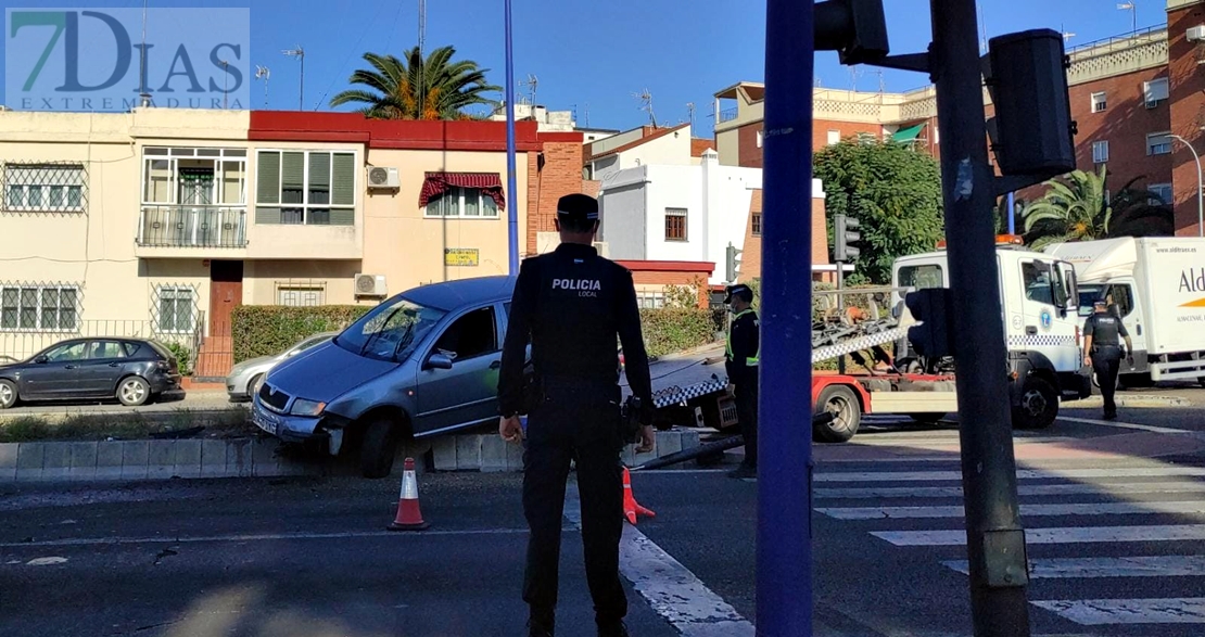 Un turismo acaba empotrado en la mediana de la autopista (Badajoz)