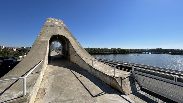 Restricciones en el tráfico rodado y peatonal del Puente Lusitania en Mérida