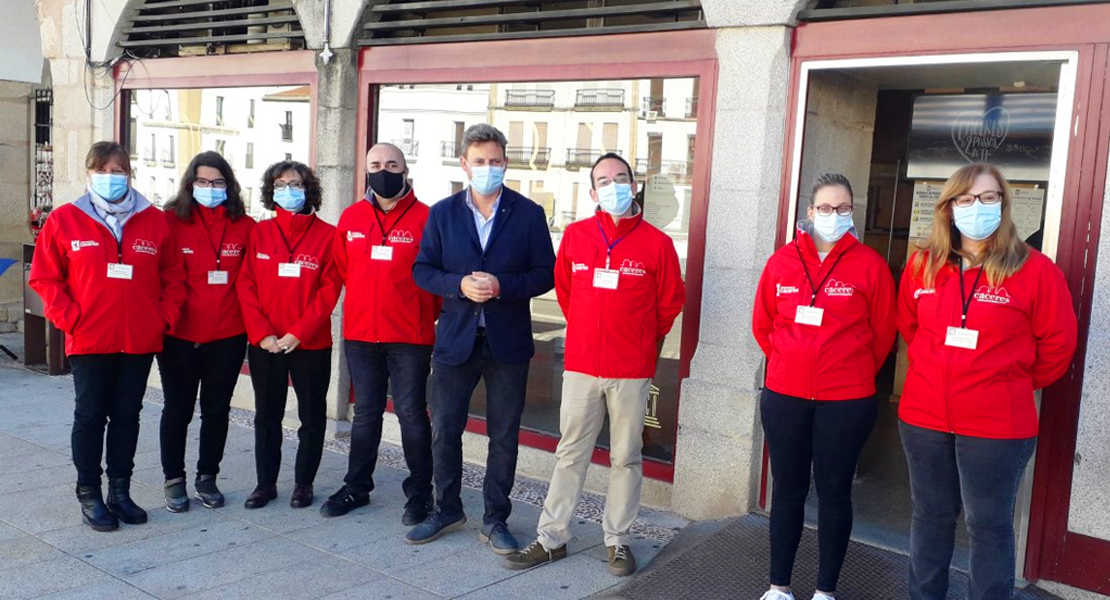 Los trabajadores de los Centros Turísticos de Cáceres por fin tienen uniforme