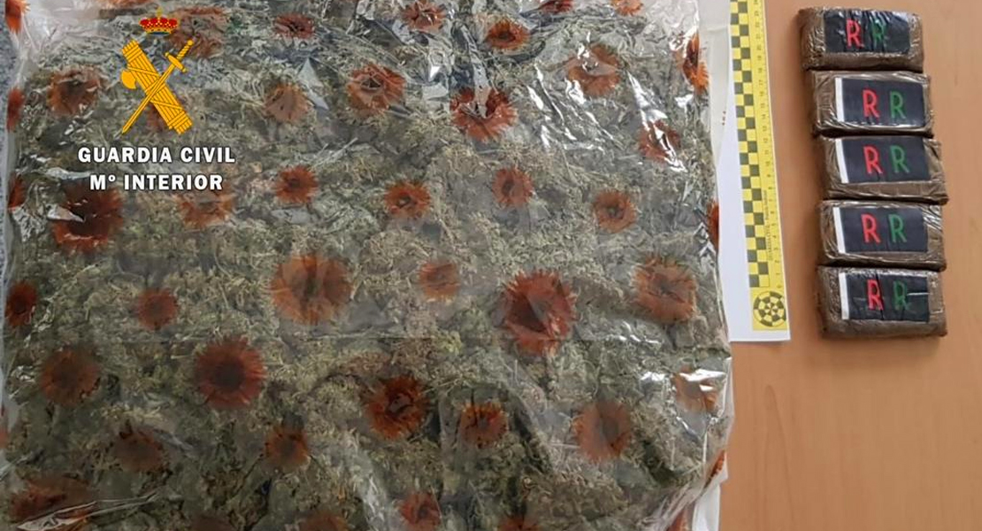Detenidos tras saltarse un control y arrojar la droga por la ventanilla en Cáceres