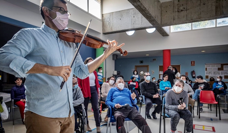Usuarios de ASPACEBA disfrutan de la música de la Orquesta Barroca de Badajoz