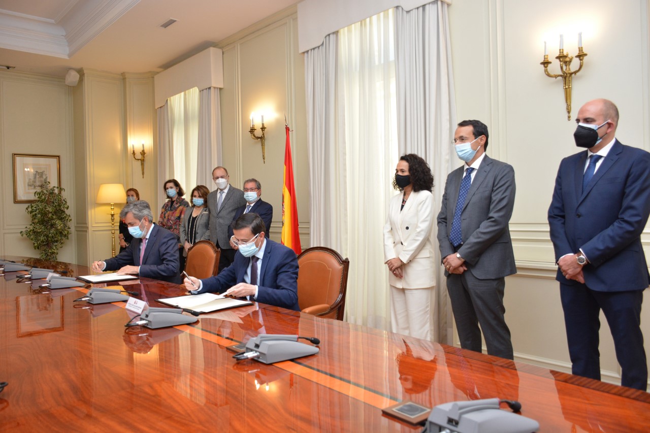 Convenio para promover actividades de formación en Derecho Público y Privado