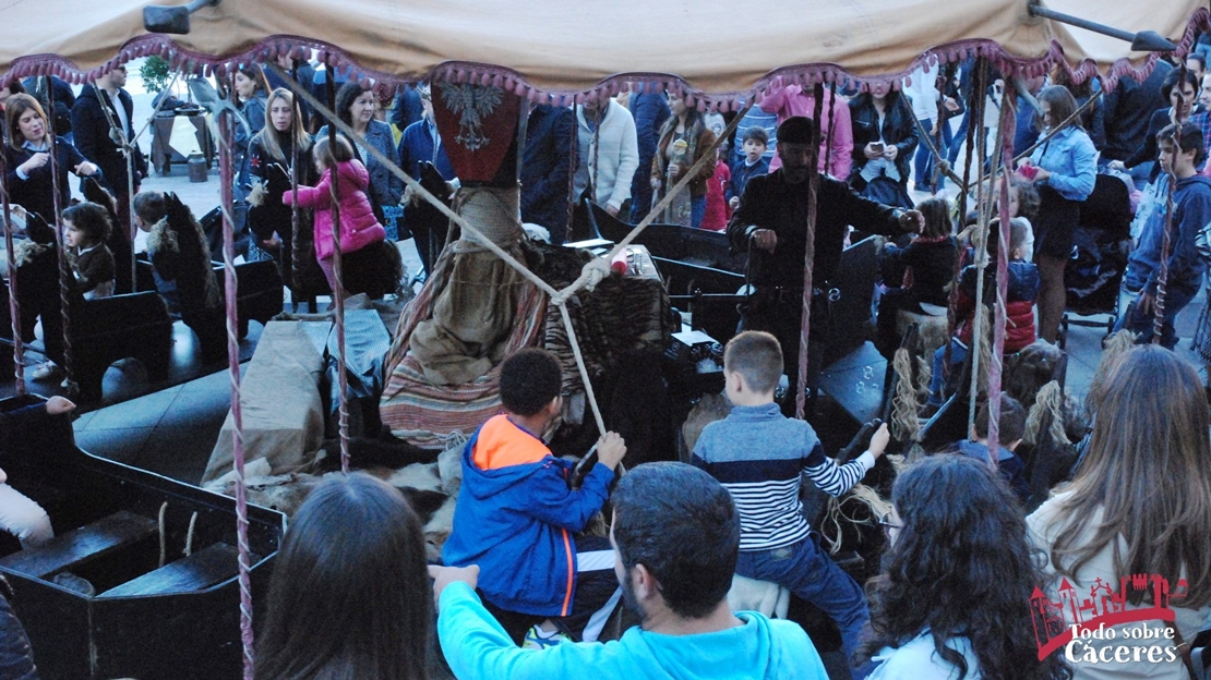 El Mercado de las Tres Culturas provoca cortes de tráfico en Cáceres