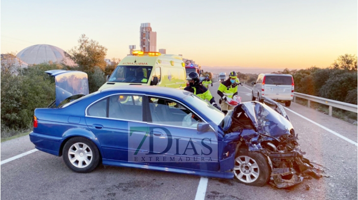 Retenciones por un accidente de tráfico en la EX-101
