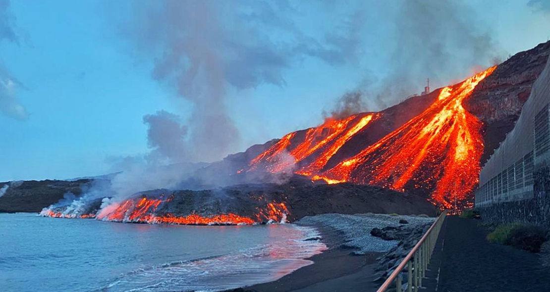 La lava del volcán de La Palma alcanza por segunda vez el mar