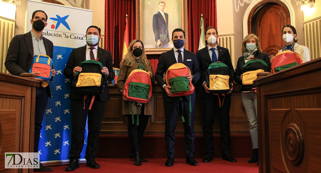 Fundación La Caixa dona 2.000 mochilas a los colegios de la provincia de Badajoz