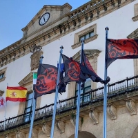 CÁCERES - Banderas del Reino de Targaryen ondean en la Torre de Los Púlpitos y el Ayto.