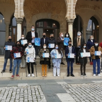 Los ganadores reciben los Premios JABA 2021