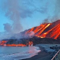 La lava del volcán de La Palma alcanza por segunda vez el mar