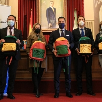 Fundación La Caixa dona 2.000 mochilas a los colegios de la provincia de Badajoz