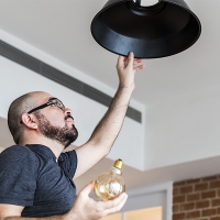 OCU denuncia: más de un millón de hogares no disfrutan del bono social eléctrico