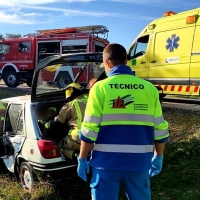 Rescatado por bomberos del SEPEI tras colisión entre dos coches (CC)