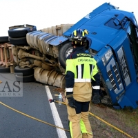 Accidente y vuelco de camión en la EX-325