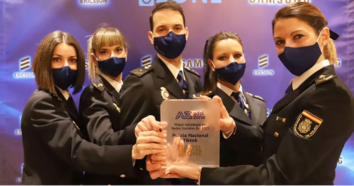 La Policía Nacional recibe un premio por su perfil en TikTok