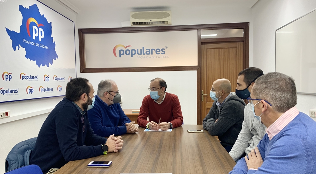 Mateos pide a Salaya que se retomen los entrenamientos del Club Natación Cáceres