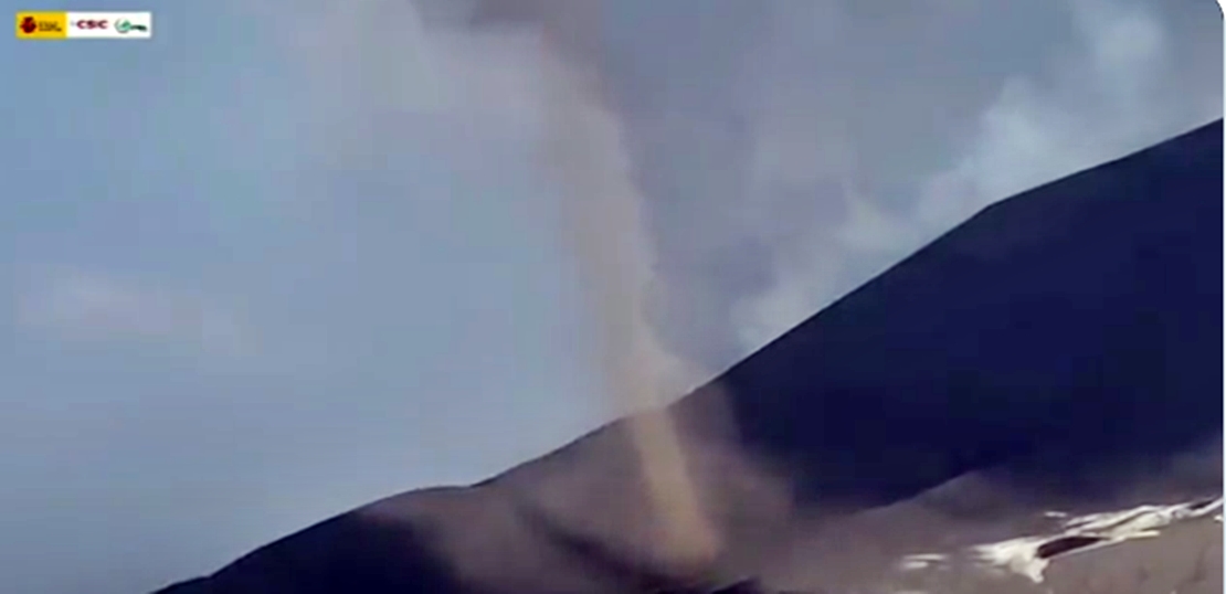 Imagen curiosa de una tolvanera en el volcán Cumbre Vieja