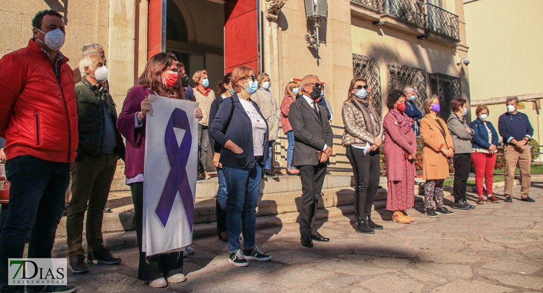 Extremadura guarda un minuto de silencio en memoria de la última mujer asesinada