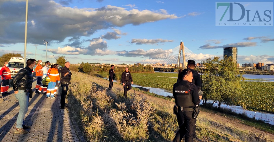 BADAJOZ - Rescatan a una piragüista atrapado en el camalote del río