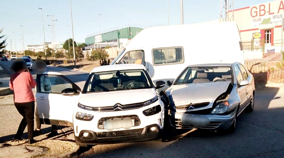 Accidente vial urbano en el Polígono El Nevero (Badajoz)