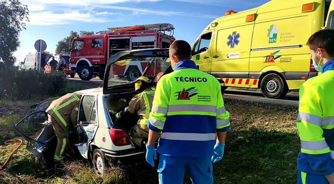 Rescatado por bomberos del SEPEI tras colisión entre dos coches (CC)