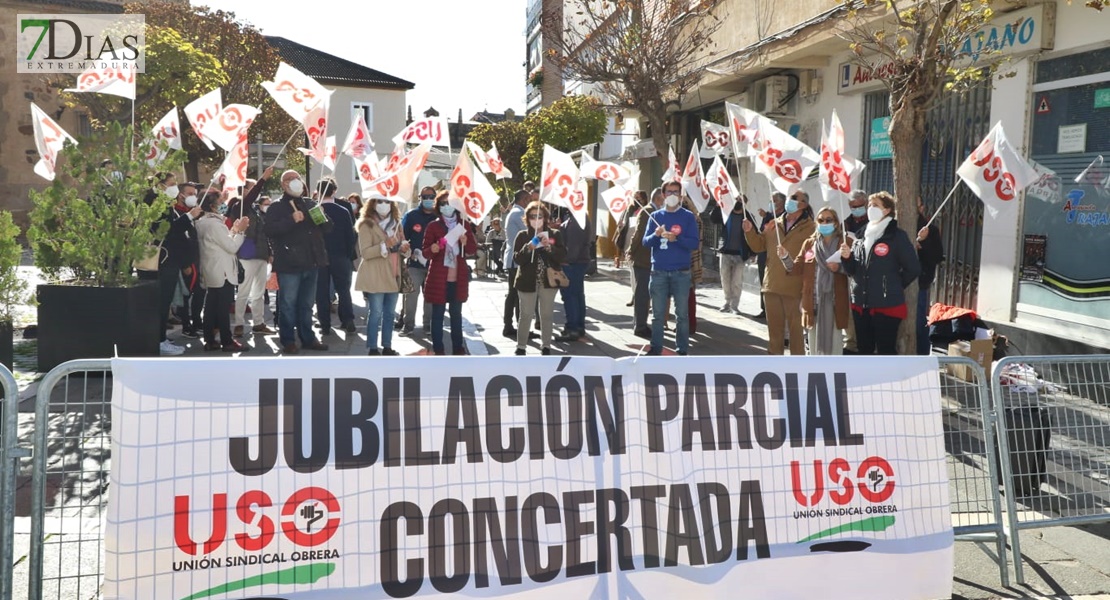 Concentración para reclamar la jubilación parcial en la enseñanza concertada