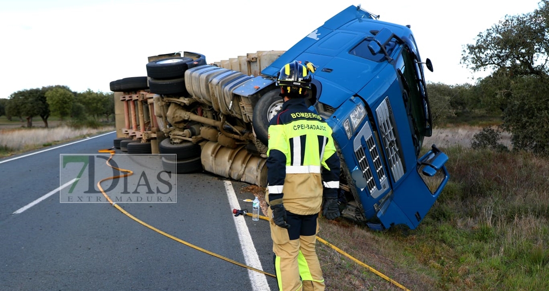 Accidente y vuelco de camión en la EX-325