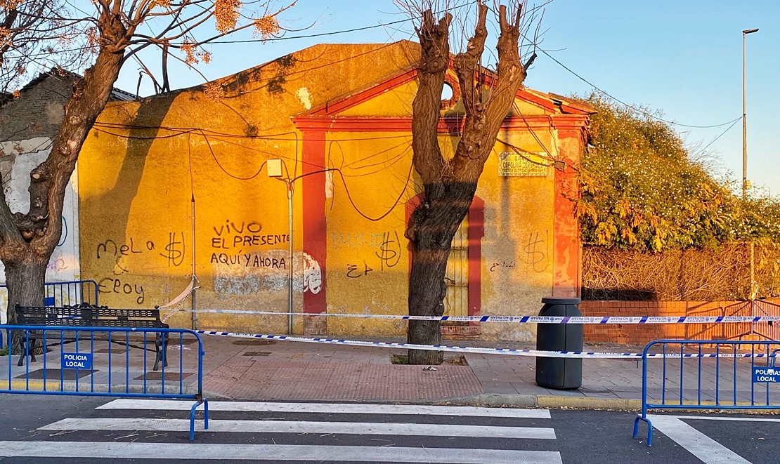 La Policía Local valla ‘La Casa de las Aguas’ por riesgo de desprendimiento
