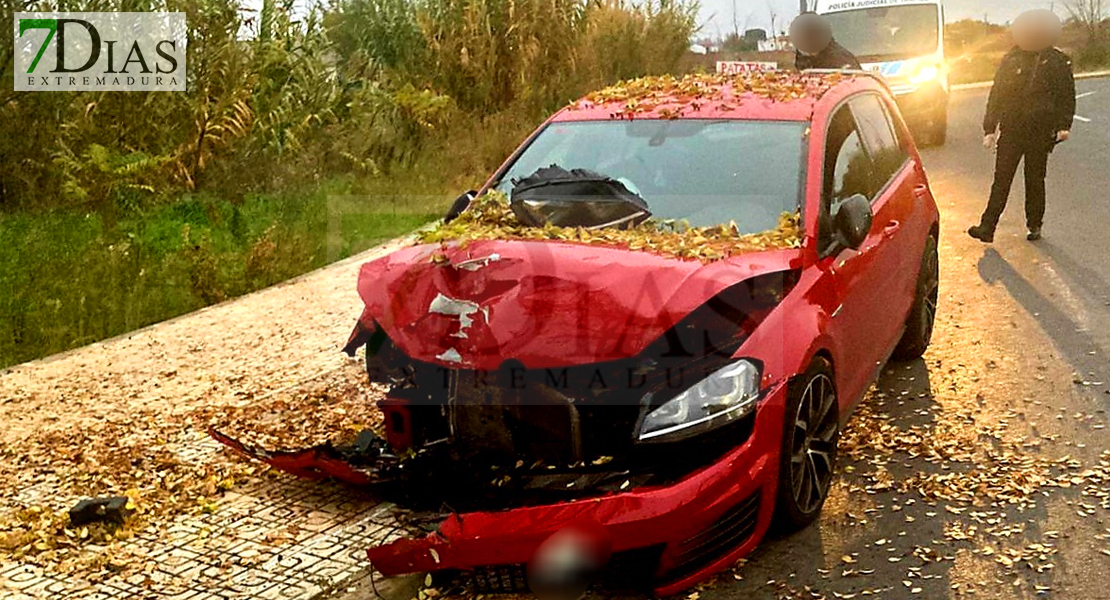 Aparece un coche accidentado pero sin conductor en Badajoz