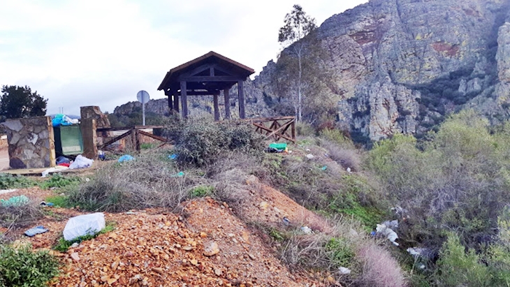 Denuncian la acumulación de basura en un emblemático mirador extremeño