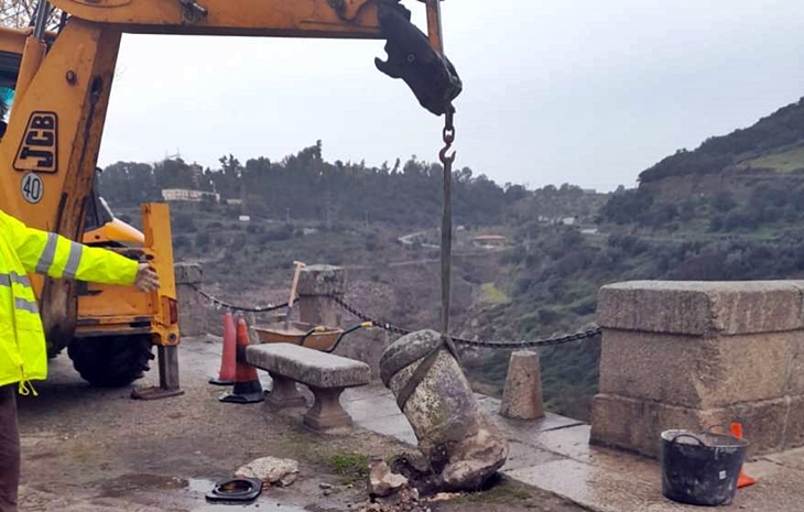 Reparan los daños en el acceso al puente romano de Alcántara