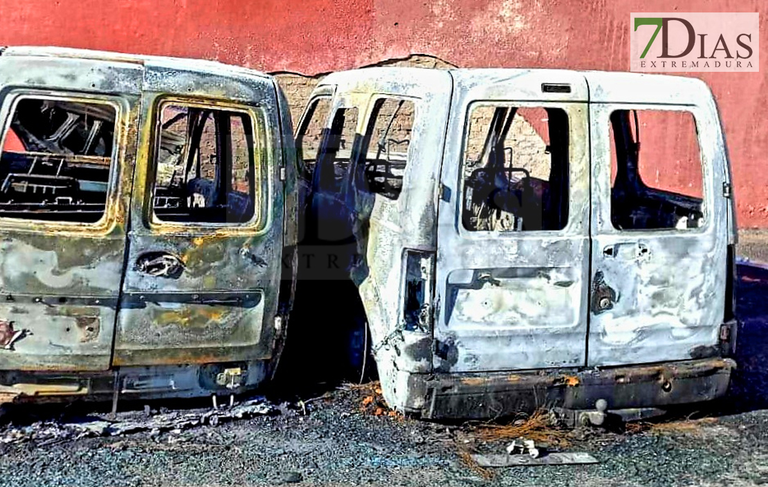 Un incendio calcina dos vehículos en las calles de Don Benito