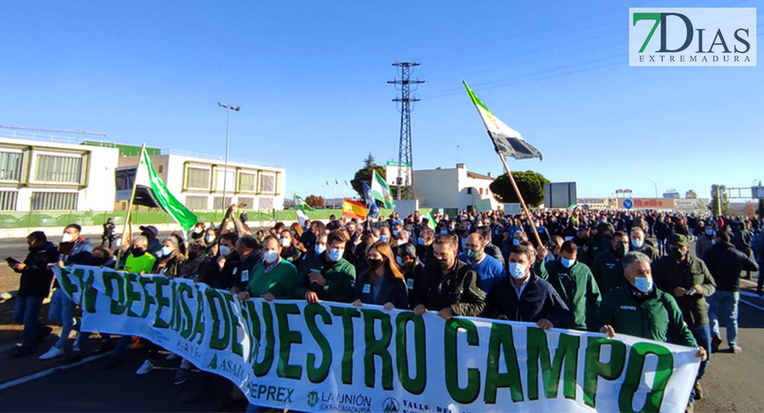 Miles de personas defienden el campo extremeño en Mérida