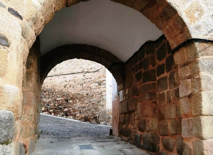 Una placa conmemora las obras de la restauración de la muralla en Cáceres