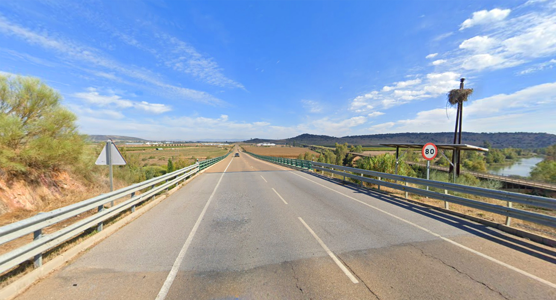 Un hombre grave tras una colisión entre dos vehículos en la EX-351