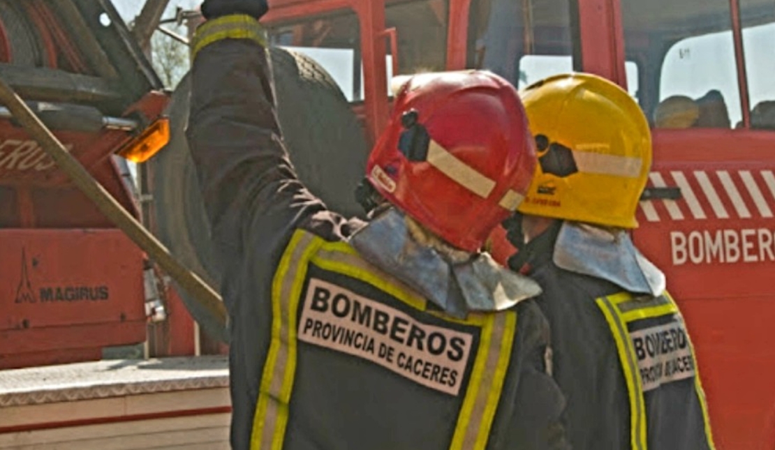 Tres afectados en un incendio de vivienda en Cáceres