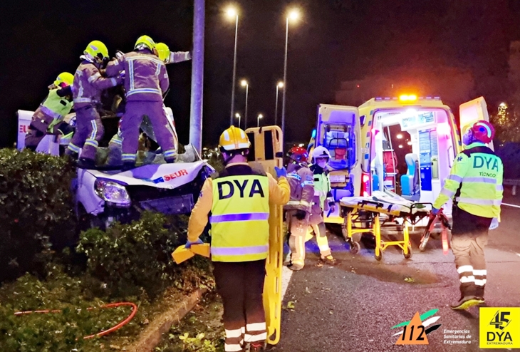 Una furgoneta que transportaba pruebas PCR se accidenta en Cáceres