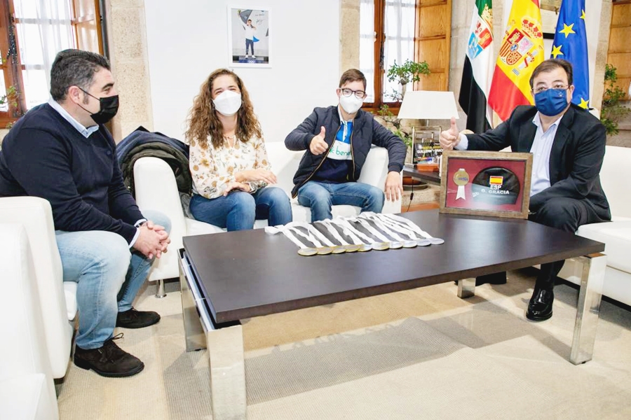 Vara recibe en su despacho al nadador extremeño Guillermo Gracia
