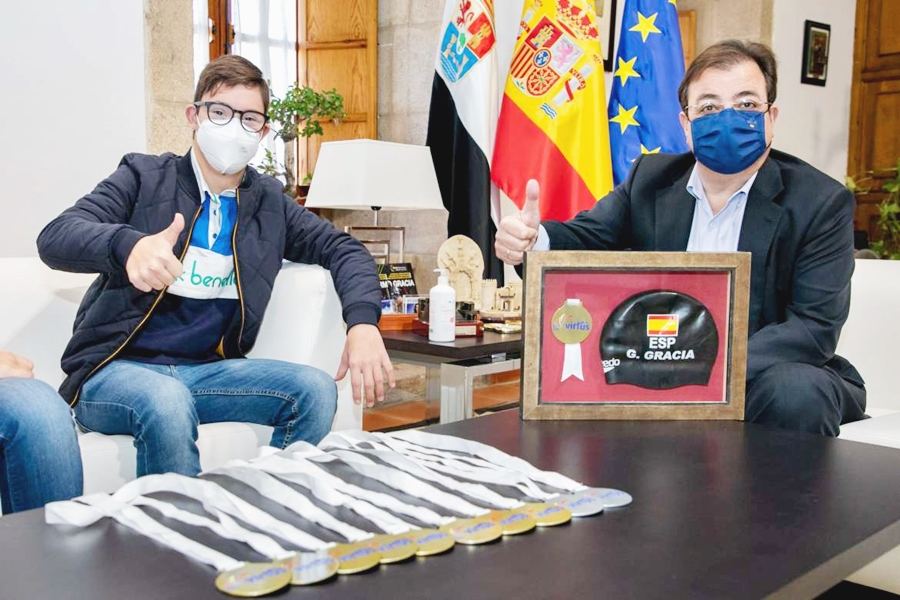 Vara recibe en su despacho al nadador extremeño Guillermo Gracia