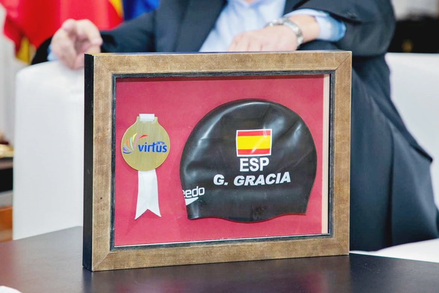 Vara recibe en su despacho al nadador extremeño Guillermo Gracia