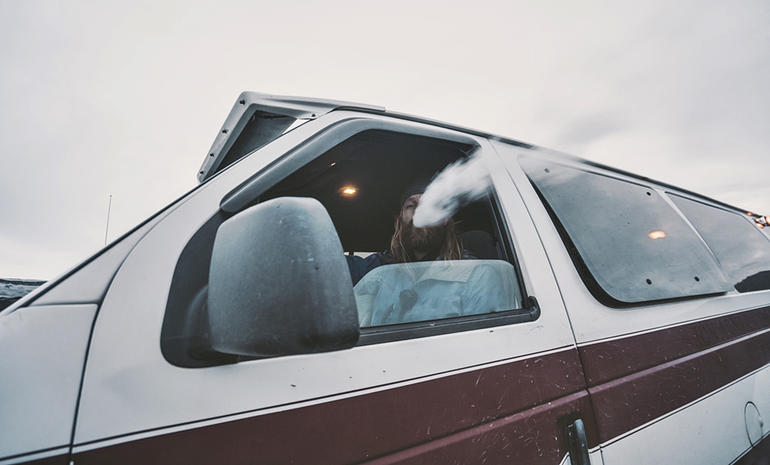 Sanidad quiere prohibir fumar en el coche, restaurantes, terrazas y en la playa