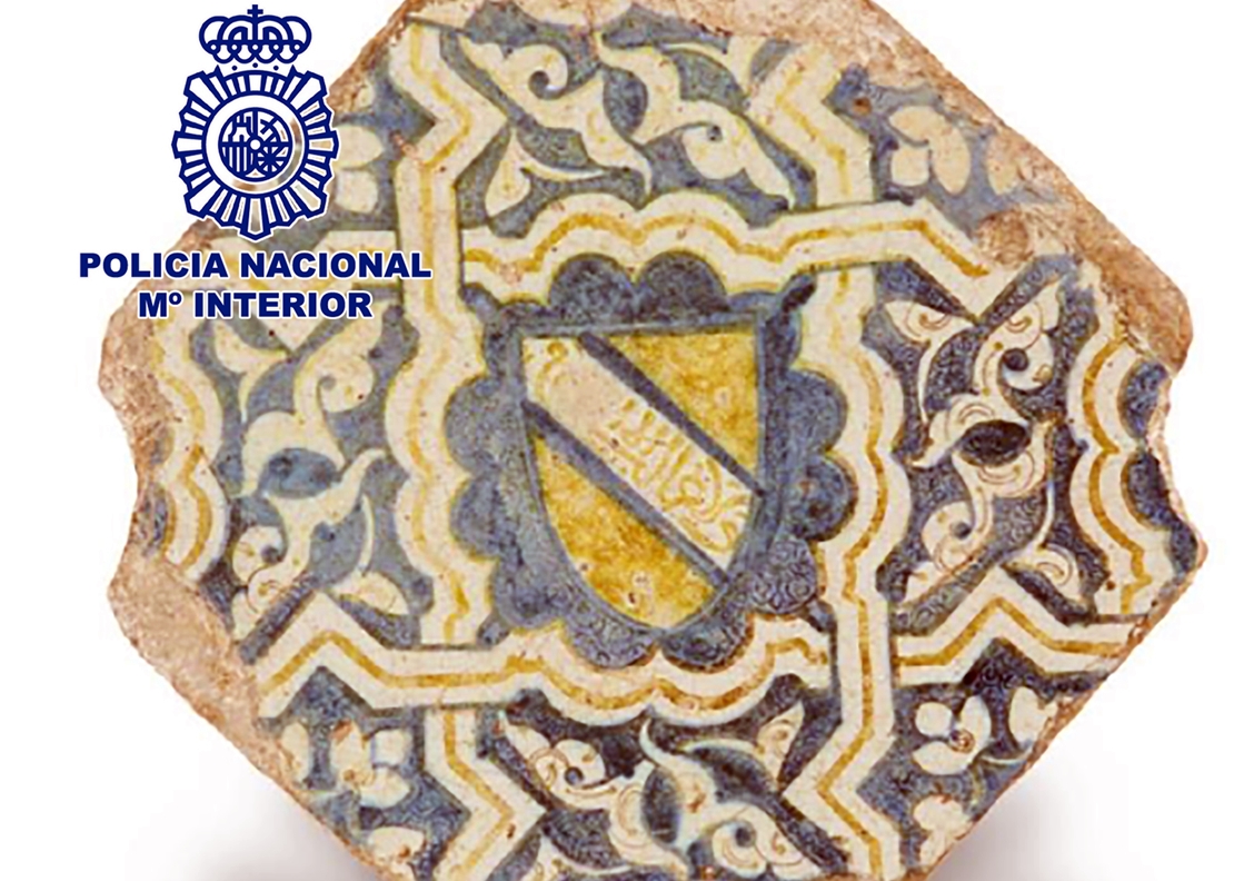 Recuperan un azulejo de cerámica del siglo XV que podría pertenecer a la Alhambra de Granada