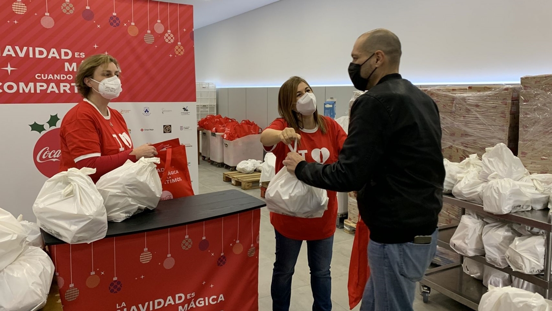 Coca-Cola reparte 1000 comidas de Navidad en Badajoz