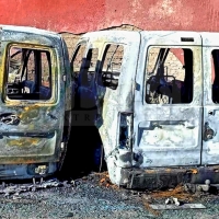 Un incendio calcina dos vehículos en las calles de Don Benito