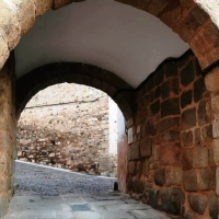 Una placa de bronce conmemora las obras de la restauración de la muralla en Cáceres
