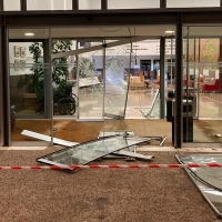 Empotran un coche contra las puertas del Hospital de Almendralejo